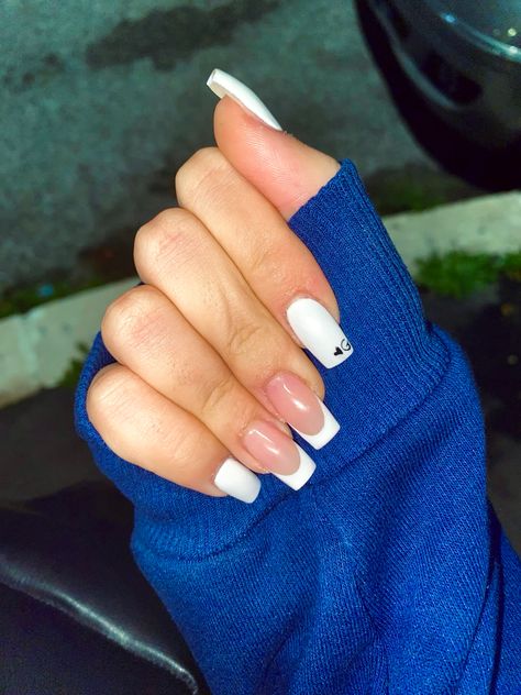 Letter Design On Nails, Nails With The Letter G On Them, Nails With Letter G Initial, Letter G Nails, Letter G On Nails, G On Nails, Nails With G Initial, Acrylic Nails Letter Design, White Nails With Letter