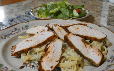 Green chile fettucine alfredo recipe, topped with blackened chicken. A fusion of flavors from the southwest and the southeast. Fettucine Alfredo Recipe, Green Chili Soup, Green Chile Recipes, Green Chili Chicken, Green Chile Chicken, Chile Recipes, Chili Chicken, Chicken Alfredo Pasta, Blackened Chicken