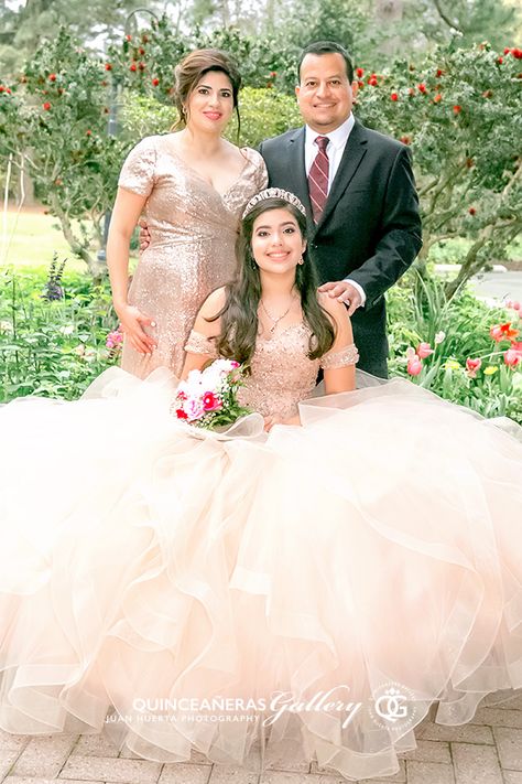 Quince Family Photos, Quinceanera Pictures With Family, Sweet 16 Family Photos, Quinceanera Family Outfits, Quince Pictures With Family, Quinceanera And Mom Pictures, Quinceanera Photoshoot Poses With Family, Father Daughter Quince Pictures, Quinceanera Party Photos