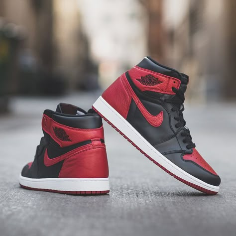 Jordan 1 Banned, Sneaker Photography, Nike Shoes Outfits, Nike Air Jordan 1 Retro, Nike Shoes Jordans, Tenis Nike, Jordan 1s, Retro 1, Nike Air Jordans