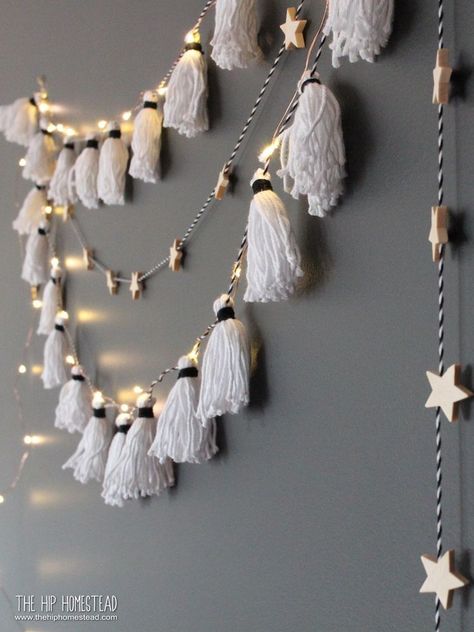 Diy Tassel Garland, Simpul Makrame, Decoration Photography, Diy Decoracion, Easy Diy Room Decor, Diy Tassel, Tassel Garland, Diy Garland, Fabric Yarn