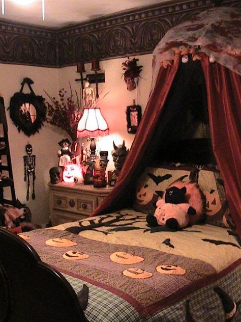 Quite a crypt! Halloween Bedroom Decor, Halloween Bedroom, Halloween Room Decor, Decor Ikea, Dark Home Decor, Halloween Tattoo, Goth Home Decor, Dark Home, Gothic Home Decor