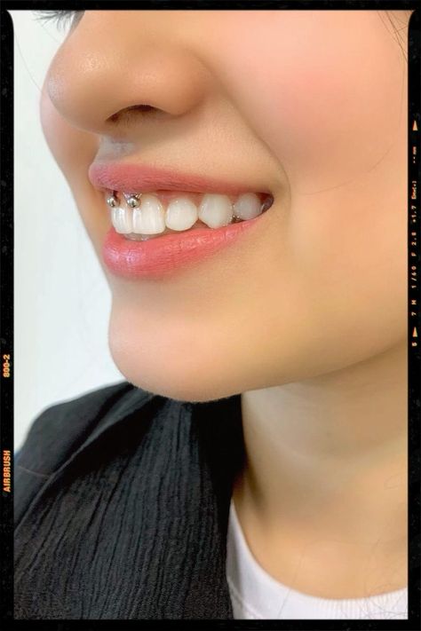 Cute Smiley Piercing, Gold Smiley Piercing, Smiley Piercing Aesthetic, Smiley Piercing Rings, Smile Piercing, Piercings Smiley, Tongue Piercings, App Filter, Fashion Trend Inspiration