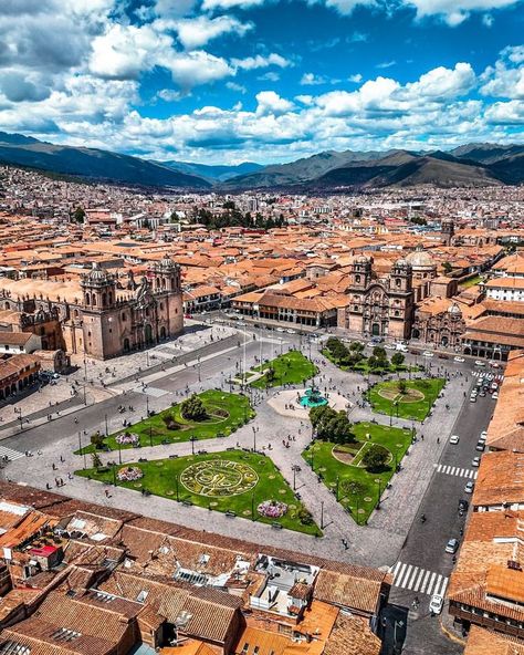 Cuzco, Antigua capital del Imperio Inca, Cuzco es una ciudad llena de historia y esplendor arquitectónico. Sus calles empedradas y sus monumentos, como el Templo del Sol y la Fortaleza de Sacsayhuamán, son testigos del legado de una de las civilizaciones más poderosas de América del Sur. #inca #maya #historia #mundo Macchu Picchu Trip, Cusco Aesthetic, Peru Aesthetic, Inca Architecture, Lima Peru Travel, Peru Travel Guide, Inca Empire, Cusco Peru, Sacred Valley