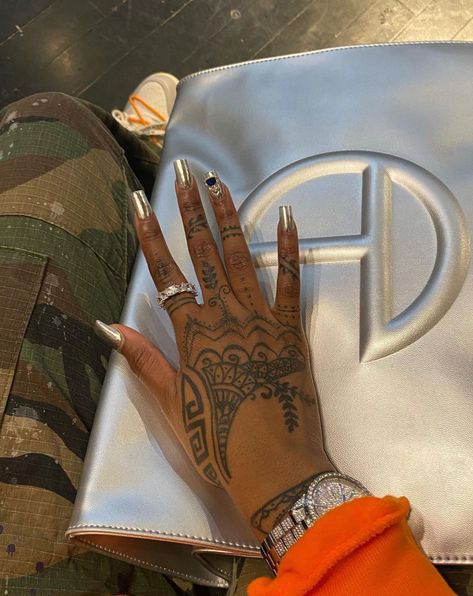 Pretty Hand Tattoos Black Women, Hand Tattoos Rihanna, Karrueche Tran Hand Tattoo, Big Latto Hand Tattoo, Small Hand Tattoos Black Women, Hand Tattoos On Black Women, Female Hand Tattoos Black Women, Permanent Henna Tattoo Hands, Hand Tattoos For Women Black People