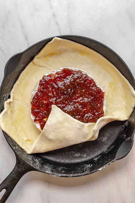 Baked Brie With Fig Jam, Brie With Fig Jam, Baked Brie With Jam, Brie Cheese Recipes, Creamy Brie, Baguette Slices, Baked Brie Recipes, Fig Jam Recipe, Brie Puff Pastry