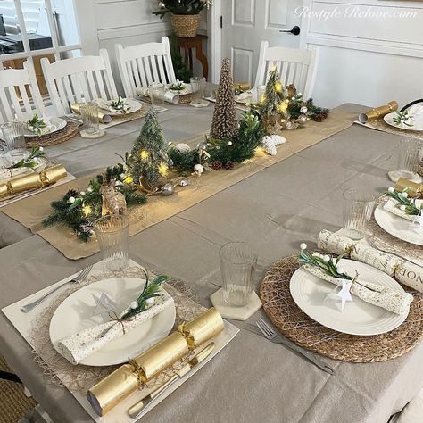 Gold Xmas Table, Christmas White And Gold Table Setting, Christmas Gold Table Setting, White And Gold Christmas Decor Table, Gold And White Christmas Table Setting, Gold Placemats Table Setting, Christmas Day Table Setting, Green And White Tablescape, Gold And Green Christmas Table