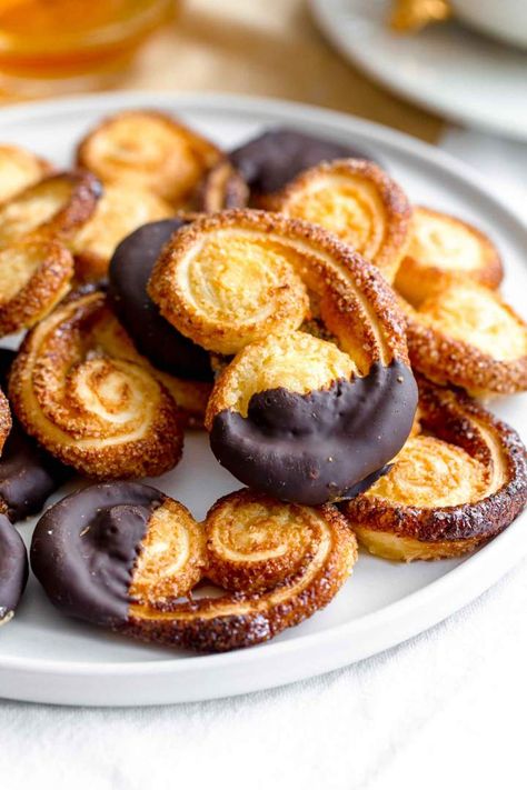 Puff Pastry Cookies, Palmiers Recipe, Palmier Cookies, Chocolate Orange Cookies, Fast Desserts, 4 Ingredient Recipes, Pistachio Cookies, Orange Cookies, Dipped Cookies