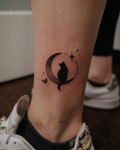 ᴍɪᴄʜᴇʟʟᴇ ʟᴀᴜʀᴀ | ᴀʀᴛɪꜱᴛ | a little spooky one 👻 crescent moon cat bat tattoo #octattoo #moontattoo #octattooartist #spookytattoo #halloweentattoo | Instagram Cat Bat Tattoo, Tiny Bat Tattoo, Cottagecore Tattoo, Small Girly Tattoos, Spooky One, The Best Tattoos, Small Tats, Crescent Moon Tattoo, Self Love Tattoo