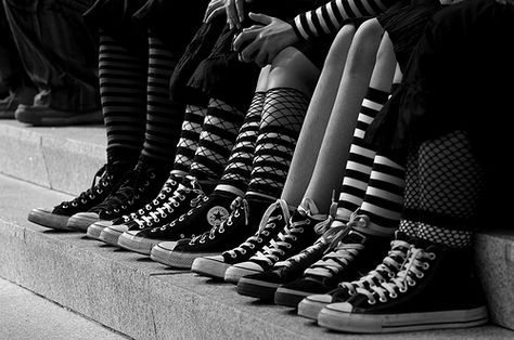 Converse Styl Emo, Emo Aesthetic, Catty Noir, Emo Kid, Scene Emo, Scene Kids, Estilo Punk, Emo Scene, Punk Goth