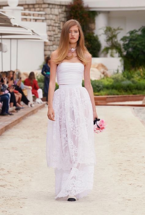 Moda Chanel, Chanel Skirt, Chanel Fashion Show, Chanel White, Mode Chanel, Bridal Tops, Chanel Cruise, Fashion Chanel, Edgy Chic