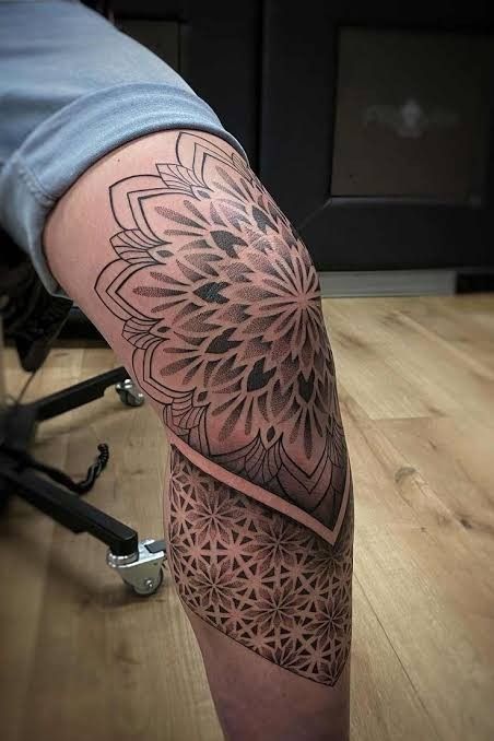 Geometric Knee Tattoo, Knee Tattoo Men, Geometric Tattoo Leg, Mandala Tattoo Men, Tato Mandala, Mandala Thigh Tattoo, Tato Maori, Tricep Tattoos, Geometric Mandala Tattoo