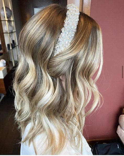 Bridal Style with loose, but polish beach waves and rhinestone headband for extra glam. #ShopStyle #MyShopStyle #LooksChallenge #Beauty #Lifestyle #TrendToWatch #bridal #bridalhair #wedding #bride #bridallook #hairstyle #beachwaves #beautytrends Hairstyles For Christmas, Christmas Party Hair, Elegant Braids, Headband Curls, Wedding Curls, Bridal Head Piece, Bridal Hair Down, Wedding Hair Headband, Bridal Hair Inspiration