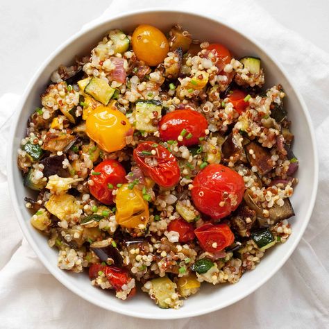 Easy Ratatouille Recipe, Recipe With Quinoa, Roasted Ratatouille, Easy Ratatouille, Zucchini Quinoa, Easy Ratatouille Recipes, Eggplant Recipes Easy, Eggplant Zucchini, Small Eggplant