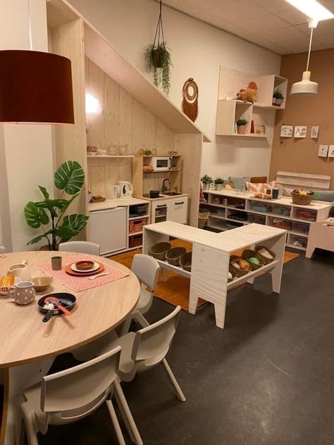 Home Daycare Montessori, Home Childcare Basement, Reggio Emilia Playroom, Montessori Home Daycare, Daycare Kitchen Setup, Minimalist Daycare, Home Childcare Room Ideas, Montessori Daycare Setup, Basement Daycare Ideas