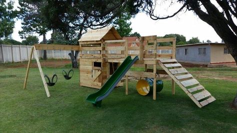 DIY Reclaimed Pallet Jungle Gym / Pallet Playhouse | 99 Pallets Jungle Gym Diy, Pallet Playground, Pallet Kids, Pallet Playhouse, Diy Playhouse, Build A Playhouse, Pallet House, Playhouse Outdoor, Jungle Gym