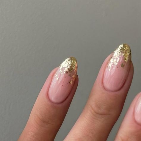 Chrome Nails With Gold Flakes, Simple Gold Flake Nails, Metallic Flake Nails, Gold Tip Nail Designs, Simple Gold Nail Art, French Nails With Gold Flakes, Simple Nail Designs Gold, Gold Flake French Tip Nails, French Tip Nails With Gold Flakes