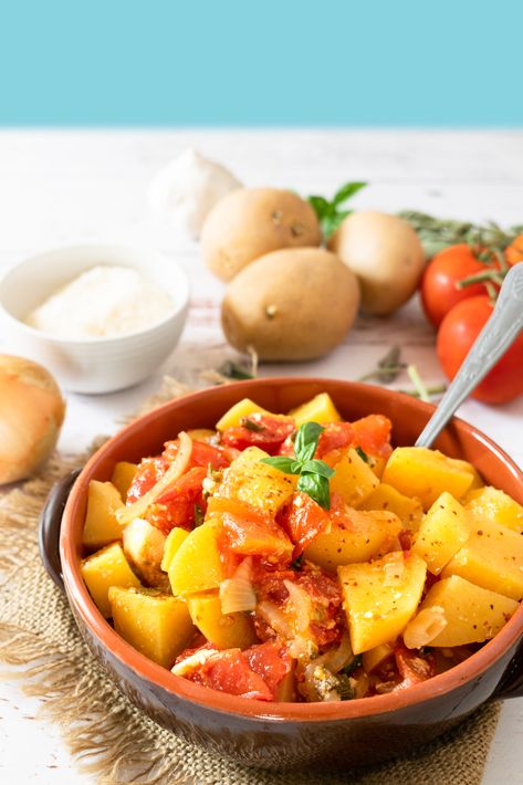 Greek Potatoes with Tomatoes and Onion (Patates Yahni) Potato Tomato Recipe, Green Vegetable Recipes, Tomato Dishes, Greek Potatoes, Baked Tomatoes, Healthy Living Recipes, Grilled Potatoes, Stewed Potatoes, Healthy Vegetable Recipes