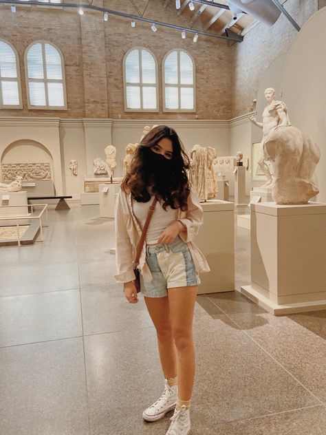 art museum outfit aesthetic Art Museum Outfit Casual, Art Gallery Outfit Summer, Planetarium Outfit Ideas, Art Museum Outfit Summer, Trendy Muslim Outfits, Outfit Ideas For Man, Ootd Museum Art, Denim Poses, Art Student Aesthetic Outfit