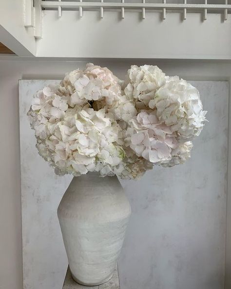 Hydrangea Arrangements, Hydrangea Bouquet, Flower Therapy, White Peonies, White Hydrangea, Alessandro Michele, Wedding Mood Board, May 21, Flowers Nature