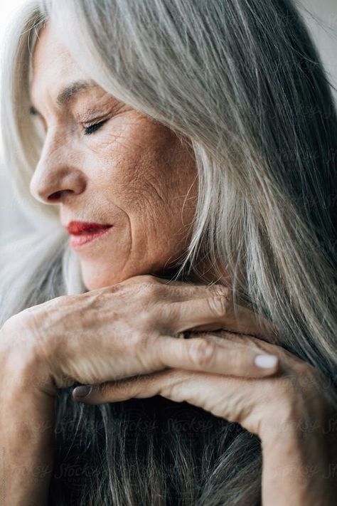 Older Woman Portrait, Mom Photo, Beautiful Gray Hair, Portrait Photography Women, Long Gray Hair, Ageless Beauty, Best Foundation, Aging Beautifully, Aging Well