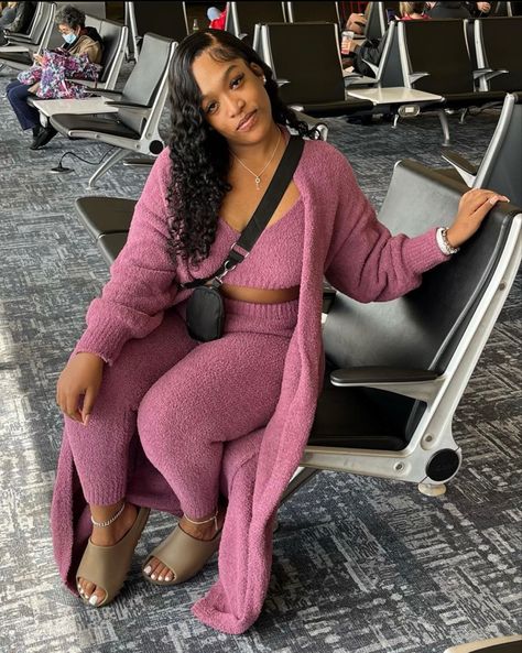 Comfy Airport Outfit Aesthetic, Lounge Wear Black Women, Lounge Outfits Black Women, Midsize Fits, Cute Airport Outfit, Comfy Airport Outfit, Running Errands Outfit, Airplane Outfits, Airport Outfits