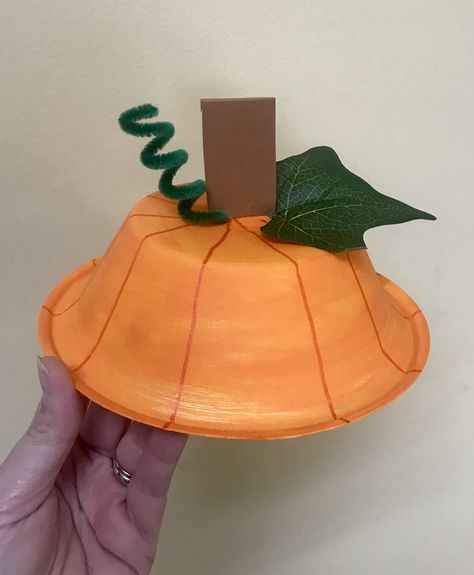 Pumpkin hat made from styrofoam bowls Pumpkin Hat Craft, Halloween Makeup For Kids, Sunshine Crafts, Preschool Crafts Fall, Diy Preschool, Art Activities For Toddlers, Pumpkin Dress, Kids Costumes Boys, Pumpkin Projects