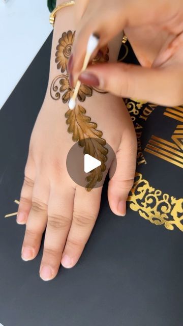 1M views · 23K likes | Maseera’s Henna academy on Instagram: "Simple hack for beginners 🌹🫶 . #buddinghenna #budhenna #hennaearbud #hennasimple" Henna Hacks Tips, Hena Desain Simple Front Hand, Simple Mehndi Tutorial, Simple Henna For Beginners, Mehndi Designs Beginners, Henna Front Hand, Henna Ideas Easy, Henna Hacks, Henna Beginners