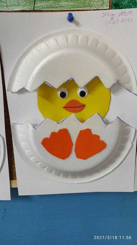 Easter Classroom Decorations, Dr Seuss Preschool Activities, Body Parts Preschool Activities, Easter Chick Craft, Spring Toddler Crafts, Easter Classroom, School Kids Activities, Easter Crafts Preschool, Chicken Crafts