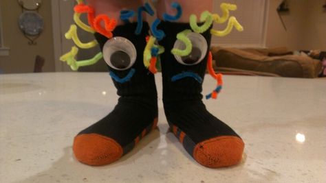 My son has Silly Sock Day @ his Preschool tomorrow. We put on our thinking caps… Crazy Sock Day Ideas, Crazy Sock Day, Wacky Socks, Sock Ideas, School Spirit Week, Silly Socks, Crazy Hat Day, Lace Diy, Hat Day