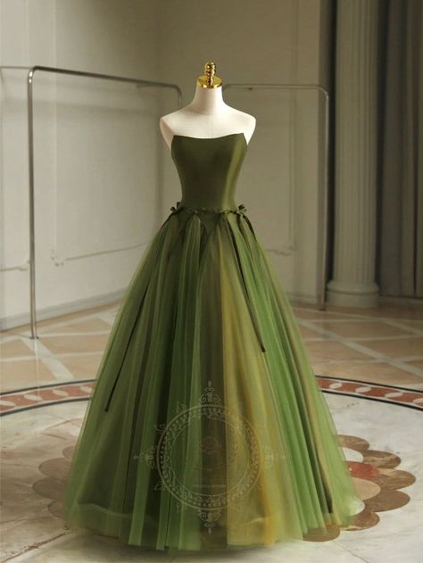 Pretty Dresses Elegant, Green Designer Dress, Toast Dress, Tube Top Design, Dress Creator, Green Prom, Exquisite Gowns, Elegant Prom Dresses, Prom Dress Inspiration