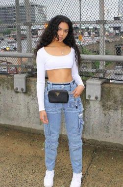 Fanny Pack Outfit, Bum Bag Outfit, Belt Bag Outfit, Belt Bag Fashion, Fanny Pack Style, Fanny Pack Fashion, Waist Purse, Black Jordans, Trendy Swimwear