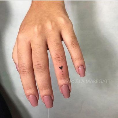 Tatouage mains : ces inspirations repérées sur Pinterest pour être stylée jusqu’au bout des doigts ! Tiny Heart Tattoos, Small Heart Tattoos, Tato Henna, Finger Tattoo For Women, Octopus Tattoos, Finger Tats, Ring Finger Tattoos, Finger Tattoo Designs, Tattoo Templates