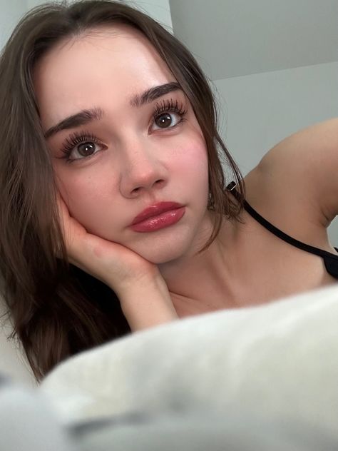 selfie brown hair brown eyes makeup red lips light eye makeup Doe Eyes Makeup, Doe Eye Makeup, Girly Vibes, Inspo Makeup, Doe Eyes, Soft Makeup, Cute Poses For Pictures, Cute Poses, Selfie Poses