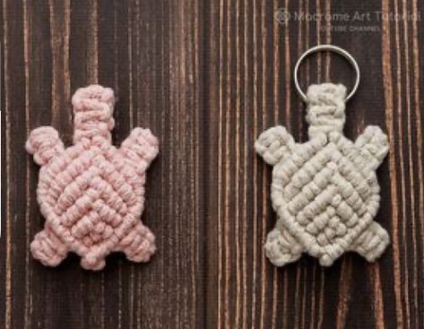 Macrame Turtle, Simpul Makrame, Pola Macrame, Tutorial Macramé, Free Macrame Patterns, Turtle Keychain, Macrame Knots Tutorial, Macrame Knots Pattern, Macrame Wall Hanging Diy