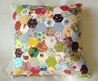 Kandipandi: 1" Little Hexie Cushion Tutorial ~ Part 1 of 2 Hexagon Pillow, Cushion Tutorial, Hexagon Patchwork, Sewing Cushions, Hexie Quilt, English Paper Piecing Quilts, Pillow Tutorial, Crazy Patchwork, Patchwork Cushion