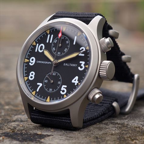 This 100m waterproof military watch is made with stainless steel and is the perfect choice for men who are looking for a durable and stylish timepiece. It is water resistant to 100 meters, making it suitable for all kinds of outdoor activities, and the stainless steel construction ensures that it will last for years to come. The watch also features a black dial with luminous hands and markers, making it easy to read in low-light conditions. Vintage Pilot, Chrono Watches, Mens Sport Watches, Pilot Watch, Chronograph Watch Men, Fabric Strap, Military Watches, Watch For Men, Vintage Military