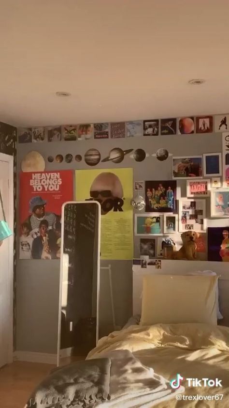 Gorpcore Room, Bedroom Videos, Rock Bedroom, Room Decor Grunge, Videos Aesthetic, Retro Room, Grunge Room, Room Goals, Indie Room