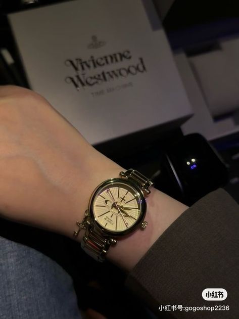 Vivienne Westwood Watch, Minimalist Accessories Jewellery, Pandora Bracelet Charms Ideas, Pretty Watches, Fancy Watches, Vintage Watches Women, Minimalist Accessories, Girly Accessories, Jewelry Fashion Trends