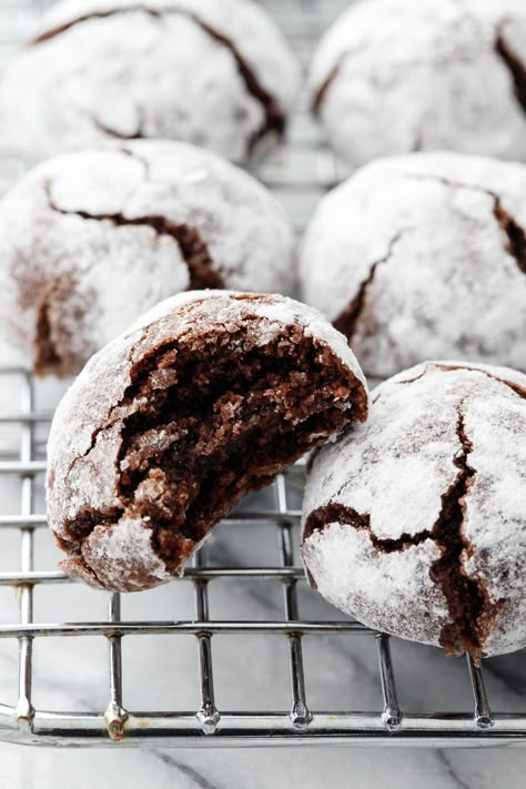 I know you want a bite of these Chocolate Amaretti Cookie Recipe - they're rich, chewy and oh so chocolatey! Amaretti Cookie Recipe, Boozy Baking, Brownie Vegan, Chocolate Crinkle, Amaretti Cookies, Resep Smoothie, Dessert Healthy, Italian Cookie Recipes, Raspberry Cookies