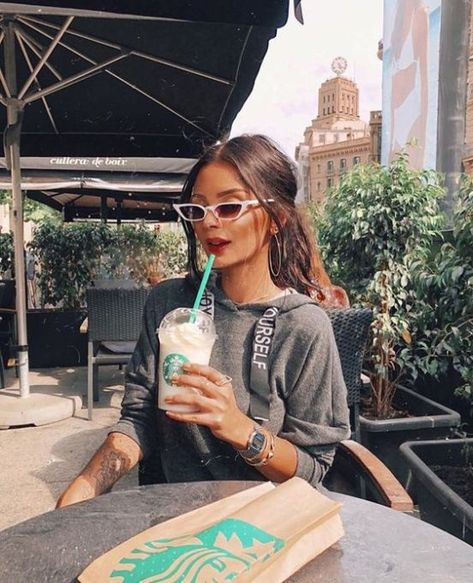 Starbucks Photography, Starbucks Girl, Minuman Starbucks, Starbucks Secret Menu Drinks, Starbucks Secret, Starbucks Drink, Starbucks Secret Menu, Fitness Photoshoot, Cute Instagram Pictures