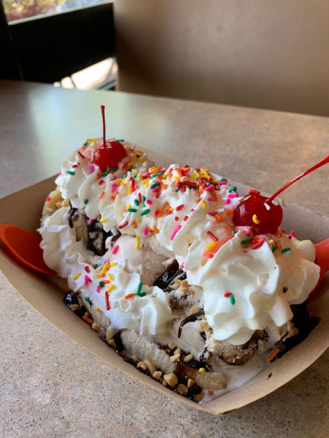 Banana Split Dessert Aesthetic, Sunday Ice Cream Ideas, Ice Cream Banana Split, Banana Split Aesthetic, Banana Split Dessert Ice Cream, Sunday Ice Cream, Banana Split Sundae, Banana Splits Sundae, Ice Cream Sunday