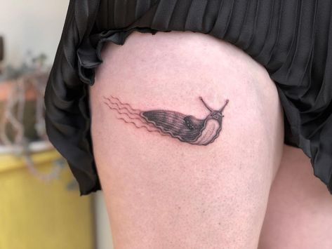 Alice Bea Guerin on Instagram: “Cocky little slug sidekick for Joanna! Another piece from my recent flash. Loving these! #knoteyestudio . . #slugtattoo #slugsofinstagram…” Banana Slug Tattoo, Slug Tattoo, Banana Slug, Slug, Tattoos And Piercings, Piercings, Flash, Tattoos, Skin