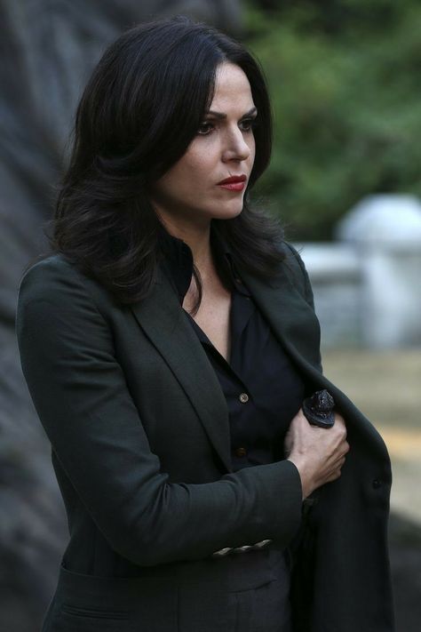 Regina Mills Regina Once Upon A Time Hairstyles, Regina Mills Hairstyle, Regina Mills Hair, Ouat Regina, Regina Ouat, Lana Parilla, Once Up A Time, Swan Queen, Regina Mills