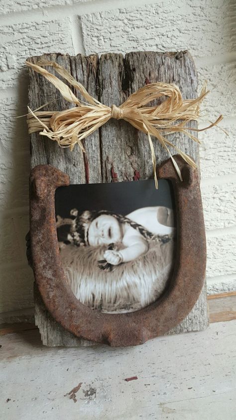 Barn Wood Picture Frames, Horseshoe Projects, Scrap Wood Crafts, Picture Frame Crafts, Rustic Picture Frames, Barn Wood Crafts, Barn Wood Projects, Horseshoe Decor, Horseshoe Crafts