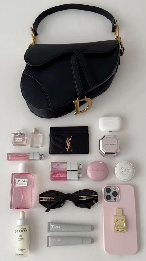 It Girl Bag, Environment Background, Inside My Bag, Books Library, Purse Essentials, Handbag Essentials, What In My Bag, Bags Aesthetic, Pretty Bags