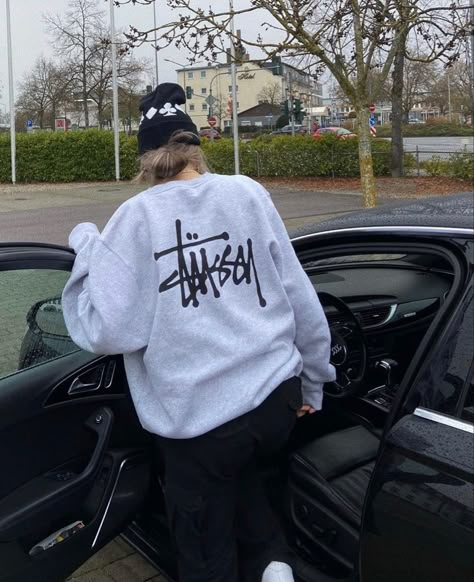 Stussy Sweatshirt Outfit, Stussy Crewneck Outfit, Stussy Crewneck, Crewneck Aesthetic, Crewneck Outfit, Stussy Hoodie, Y2k Fits, Baggy Streetwear, Stylish Photo Pose