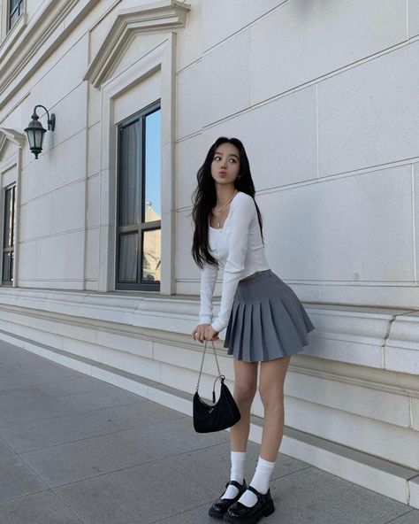 Hair Manifestation, Gray Skirt Outfit, Unique Skirt, Rok Mini, Outfit Cardigan, Unique Skirts, Clueless Outfits, Outfit Inspo Casual, Classy Casual Outfits