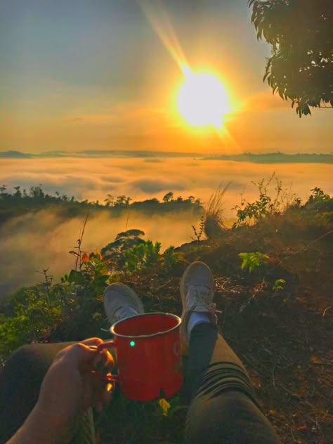 Nascer do sol na montanha, com direito a um belo café forte . Tea And Books, Amazing Places On Earth, Beautiful Nature Pictures, Nature Pictures, Sunrise Sunset, Beautiful Nature, Aesthetic Wallpapers, The Good Place, Mural