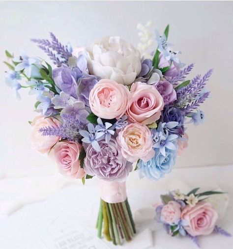 Light Blue And Purple Wedding Centerpieces, Pastel Colored Bouquet, Lilac Roses Bouquet, Lilac Dusty Blue Wedding, Runuculous Wedding Bouquet, Beachy Wedding Flowers, Blue And Pink Flower Arrangements, Simple Wedding Flowers Centerpieces, Lilac And Blue Wedding